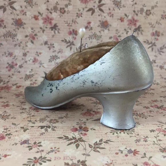 Antique Pin Cushion Metal Lady Shoe High Heel Velvet Cushion plus Pins as Found - Picture 5 of 5